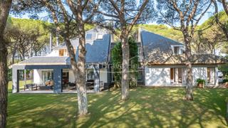 Maison  Carrer del golf. Villa mediterránea con jardín y piscina en venta en pals, cerca