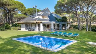 Maison  Carrer del golf. Villa mediterránea con jardín y piscina en venta en pals, cerca