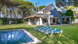 Casa  Carrer del golf. Villa mediterránea con jardín y piscina en venta en pals, cerca