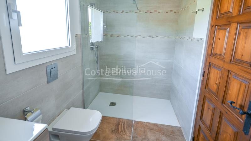 Foto 471e0ef3-b86d-4e6a-8ddc-61f38d12f40e. Casa villa con vistas panorámicas al mar y licencia turística en venta en aiguablava, en Begur