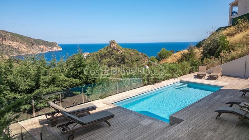 Foto 9850c86a-046f-4edd-99a5-0a21a1285332. Casa villa con vistas panorámicas al mar y licencia turística en venta en aiguablava, en Begur