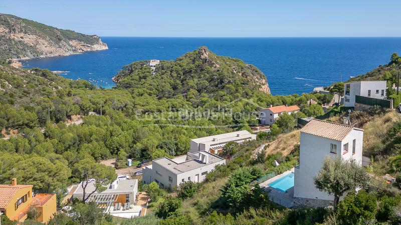 Foto a901d52c-bef1-47d2-b30e-1ddba89acaec. Casa villa con vistas panorámicas al mar y licencia turística en venta en aiguablava, en Begur