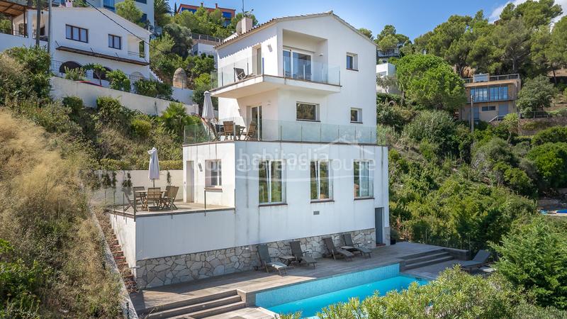 Foto e15126de-bfc2-4b79-afe1-71b93ecc3230. Casa villa con vistas panorámicas al mar y licencia turística en venta en aiguablava, en Begur