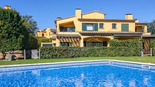 Casa  Carrer de josep martinell bruguera. Casa con jardín privado en exclusivo complejo residencial a 400m