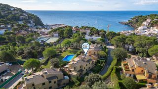 Casa  Carrer de josep martinell bruguera. Casa con jardín privado en exclusivo complejo residencial a 400m