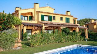 Maison  Carrer de josep martinell bruguera. Casa con jardín privado en exclusivo complejo residencial a 400m