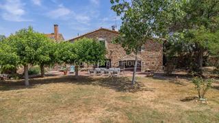 Masia a Llagostera. Masía catalogada del siglo xvii en venta entre girona y la costa