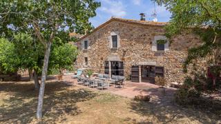 Mas à Llagostera. Masía catalogada del siglo xvii en venta entre girona y la costa