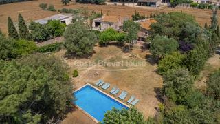 Masia a Llagostera. Masía catalogada del siglo xvii en venta entre girona y la costa