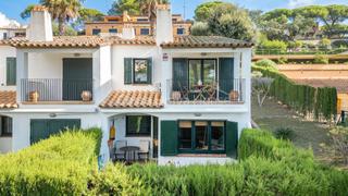 Casa adosada  Carrer de les illes balears. Encantadora casa adosada esquinera con jardín privado en venta e