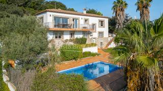 Casa  Carrer cala moreta. Casa con vistas abiertas y piscina en venta cerca de la playa de
