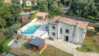 Casa  C. de ramón llull. Casa reformada con piscina climatizada y jardín mediterráneo en