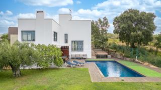 Maison  Carrer joan amades. Villa contemporánea en venta en esclanyà con arquitectura modern