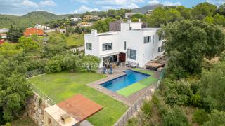 Maison  Carrer joan amades. Villa contemporánea en venta en esclanyà con arquitectura modern