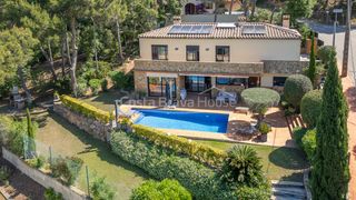 Casa  Aneto. Casa en inmejorable estado de conservación, con jardín y piscina