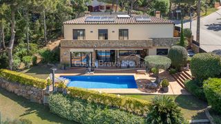 Casa  Aneto. Casa en inmejorable estado de conservación, con jardín y piscina