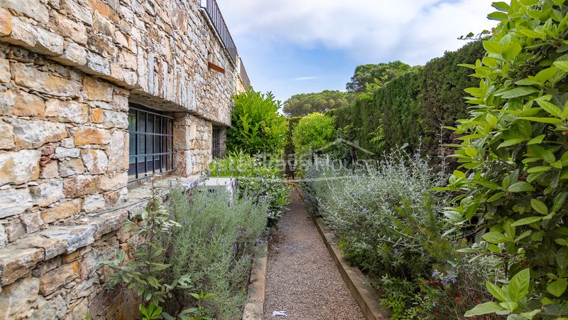 Foto 8c252f81-7877-49c8-a72f-ae35b0b256e5. Casa amb calefacció aparcament piscina a residencial Begur-esclanyà Begur