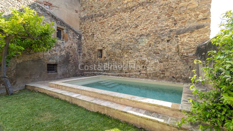 Foto e6e51de3-98af-4843-ba4c-796b38610b0f. Masia amb calefacció aparcament piscina a Gualta