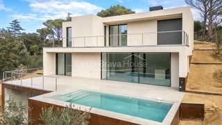 Casa  Vial camino. Casa contemporánea de obra nueva en venta en begur con terrazas,