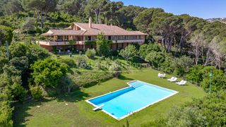 House  Carrer cova de la sal. Exclusiva villa en venta en sa riera con vistas panorámicas al m
