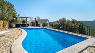 House  Carrer de varsòvia. Casa unifamiliar en pals dividida en tres apartamentos, con vist