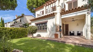Maison jumelée  Carrer del golf. Casa adosada en playa de pals con jardín privado y piscina comun