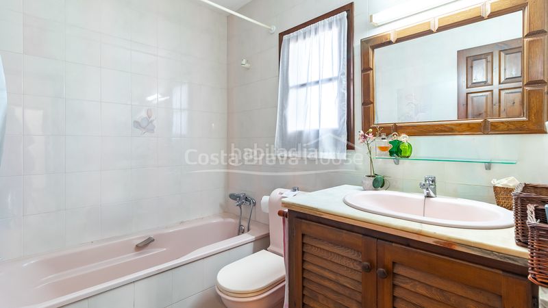 Foto f1ad37dd-88e6-450c-9350-27e00bbed0f8. Casa adossada amb calefacció aparcament piscina a Pals