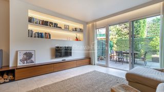 Casa adossada  Carrer de l'abeurador. Casa adosada reformada en pals con jardín privado, piscina comun