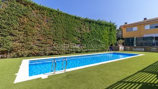 Casa adossada  Carrer de l'abeurador. Casa adosada reformada en pals con jardín privado, piscina comun