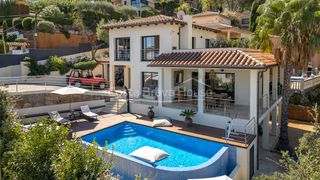 Casa  Carrer illes medes. Casa independiente en pals con piscina privada, cerca de la play