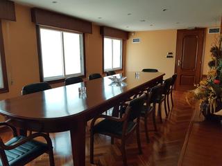 Bureau à N/a. Amplia oficina con tres despachos, recepción con sala de espera,