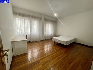 Rent Flat  Avenida de rosalía de castro. Alquiler piso estudiantes 5 dormitorios en rosalía de castro