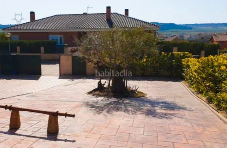 Foto f5ba9735-52ef-43a1-b71a-5e527d127a17. Xalet amb calefacció aparcament piscina a Villalobón