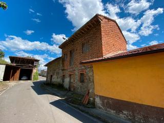 Casa adossada a Camín de figares 93. Se vende panera y cuadra para rehabilitar en sariego