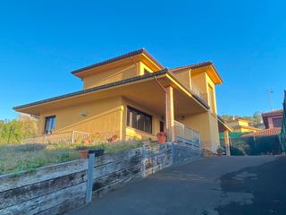 Chalet à Calle fuente ñuera 113a. Se vende chalet en villaviciosa. 4 habitaciones parcela de 500 m