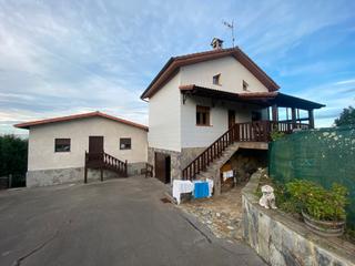 Chalet à Camin de la cabañona 242. Venta de dos casas con finca de 4.400 metros  a 10 minutos de gi