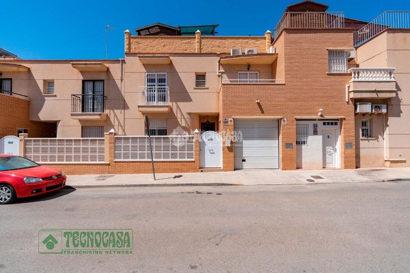 Foto 77116073-f66d-4572-b43e-eb95212af35a. Casa aparellada amb calefacció a Plaza de la Luz Ejido (El)
