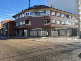 Rent Business premise in Avenida de san froilán 1. Puente castro local en venta o alquiler
