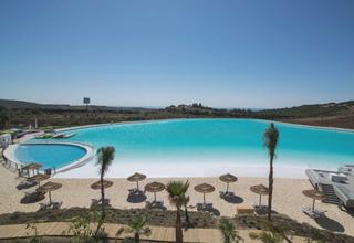 Planta baixa a Casares Golf - Casares del Sol. Bajo de lujo de 2 dormitorios en casares laguna artificial, mála