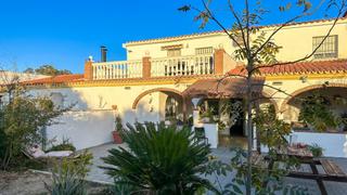 Xalet a Centro. Chalet compuesto de 4 viviendas completamentes independientes en