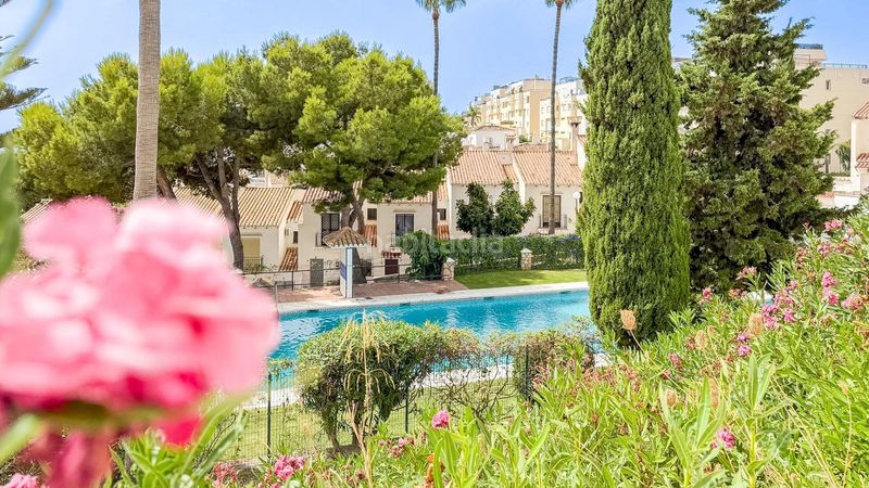 Foto e67109bd-760b-4455-8b75-7834f70545a3. Casa adossada amb calefacció aparcament piscina a Benalmádena