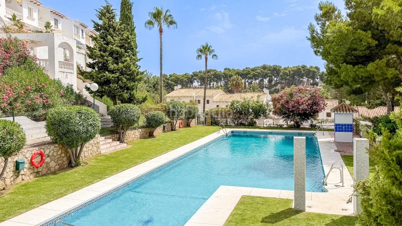 Foto f845bf7b-b0ac-4d50-bb5e-859aaf6d1aa1. Casa adossada amb calefacció aparcament piscina a Benalmádena