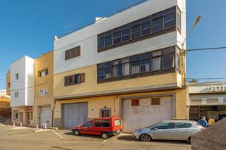 Pis  Calle delgado