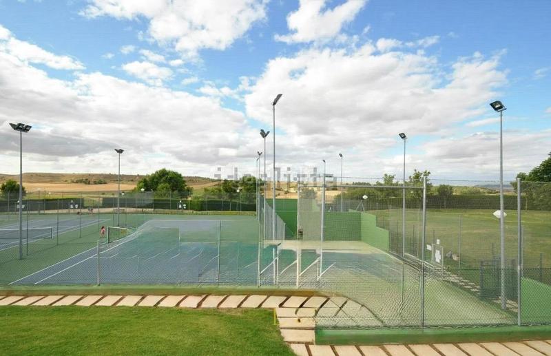 Foto 248c21ce-0d02-4841-9bd2-5eb8141c5d6f. House with parking pool in El Berrocal Valladolid