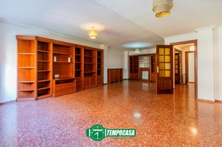 Etagenwohnung in Carrer del serpis 85