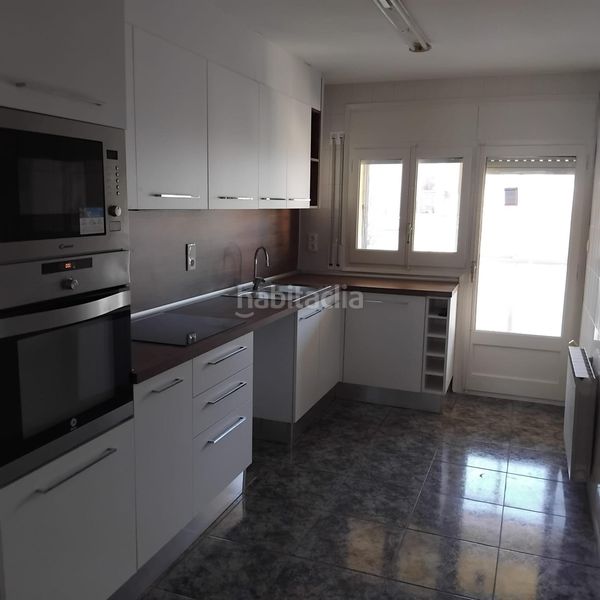 Foto 5a73f040-4757-4d36-aa4c-aaa1b2989cd0. Casa adossada amb calefacció aparcament a Agramunt