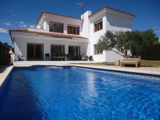 Chalet en Avenida de l'ametlla de mar 7. Chalet con espacios muy amplios y mucho potencial, cerca del tre