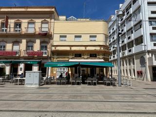 Casa  Calle general serrano. Local comercial + casa en planta baja en calle real, frente al c
