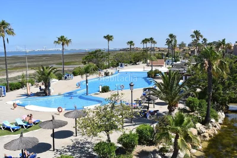 Foto 15e11e7b-4bdb-42c0-925f-62809ab7fb2e. Pis amb xemeneia piscina a León Herrero - Bahía sur San Fernando