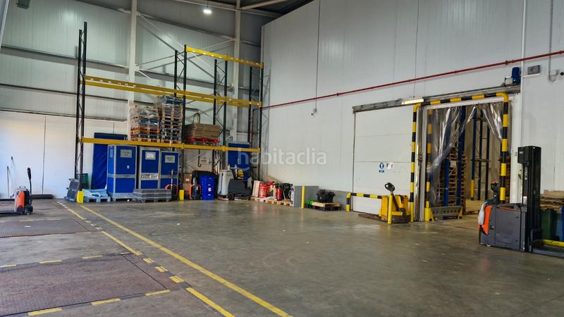 Foto 82552cf9-a7b2-41f4-bacd-29de123067b9. Nave industrial venta de nave con 7 muelles en Valadares - Beade Vigo